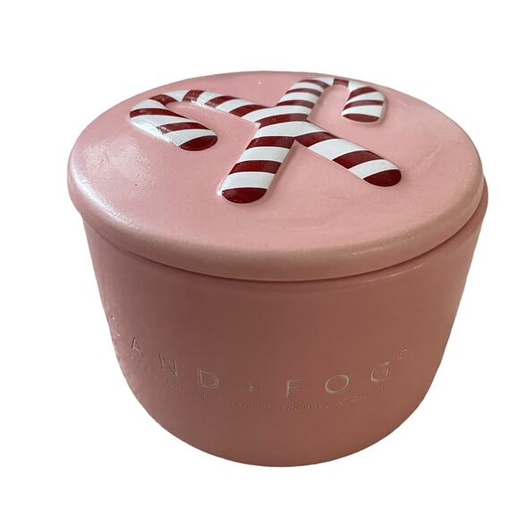 Sand & Fog Crushed Candy Cane Scented Christmas Candle with Holiday Lid 150z New - Picture 14 of 16